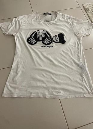 Це біла футболка від італійського бренду palm angels, відома як модель skeleton bear.