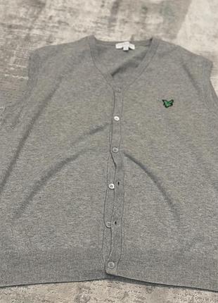 Це сірий в'язаний жилет на ґудзиках від бренду lyle & scott