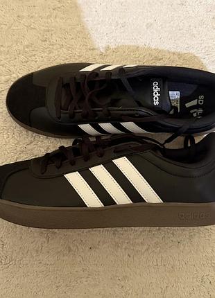 Кросівки adidas.