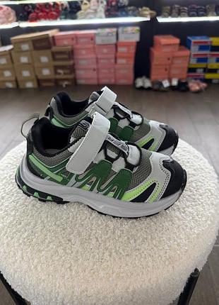 Спортивні кросівки