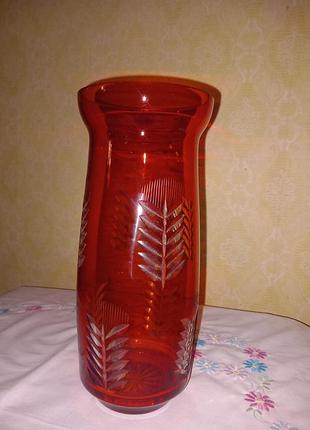 Ваза из красного стекла