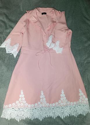 Плаття з білим мереживом