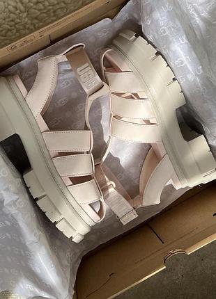 Босоніжки / сандалі ugg ashton platform