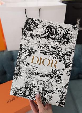 Коробка dior маленькая есть