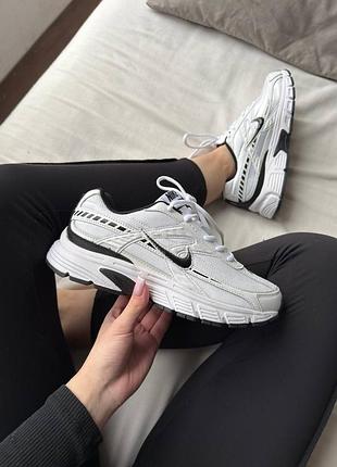 Nike initiator white black