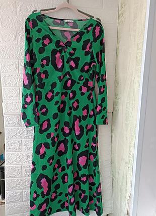 Гарна довга жіноча сукня