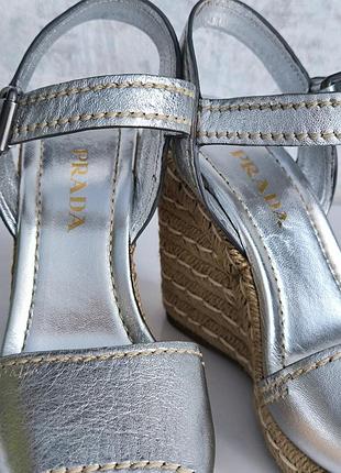 Босоніжки на танкетки  від prada