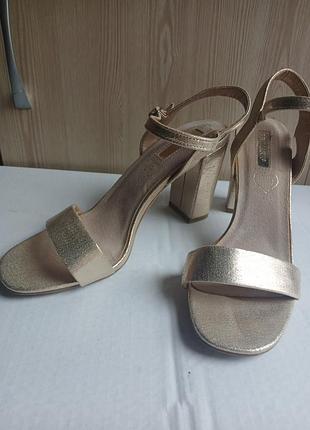Босоніжки золотисті на підборах primark uk 7 eur 40