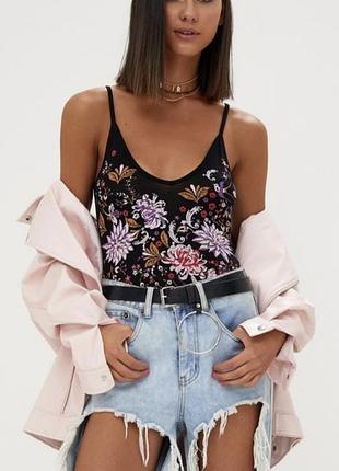 Черный&nbsp;боди с цветочной вышивкой&nbsp;от бренда&nbsp;prettylittlething.