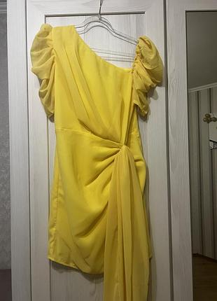 Яскрава вечірня сукня