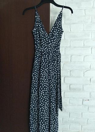 Сукня - міді на тоненьких бретелях на запах має два досить високі розрізи по переду спідниці, талія на резинці , є пояс. фірма,,shein''