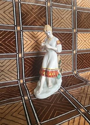 Статуэтка девушка с ромашкой
