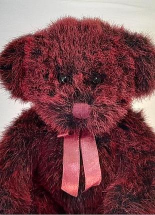Russ berrie romanoff - мишка бордовый с лентой - 30 см