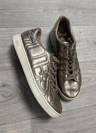 Продаю жіночі кросівки guess