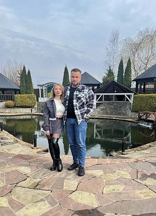 Вільветовий костюм сірий жіночий. чоловіча сорочка в клінинку.