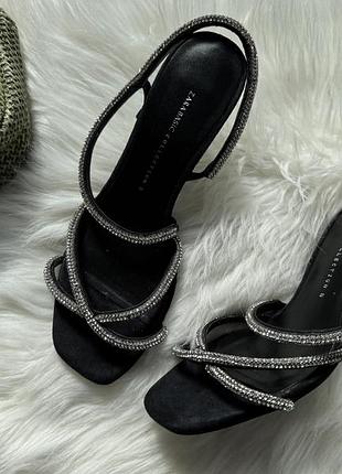 Шикарні босоніжки zara