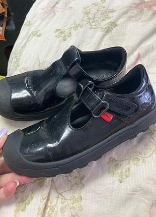 Шкіряні лакові туфлі 32 розмір kickers🦋