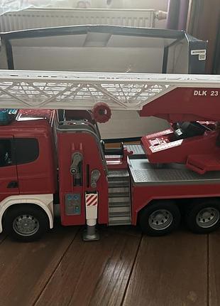 Іграшка bruder велика пожежна машина scania r-series зі сходами м1:16