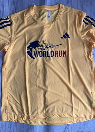 Яскрава футболка adidas