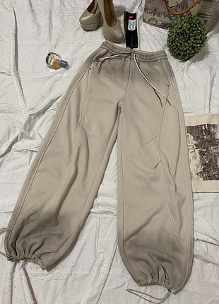 Спортивні штани в стилі streetwear.