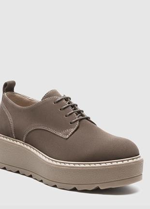 Замшевые кожаные туфли броги russell and bromley  цвет тауп