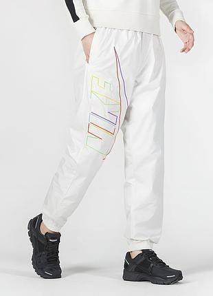 Спортивні штани nike club woven pants у білому кольорі(s, m, l, xl). балонові спортивки nike на манжетах.