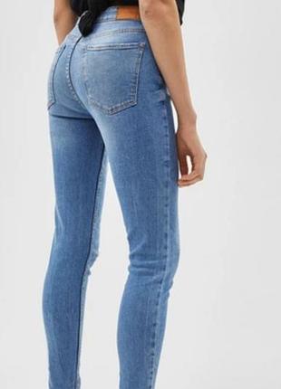 Женские джинсы  bershka с
завышенной талией и легкими потертостями.