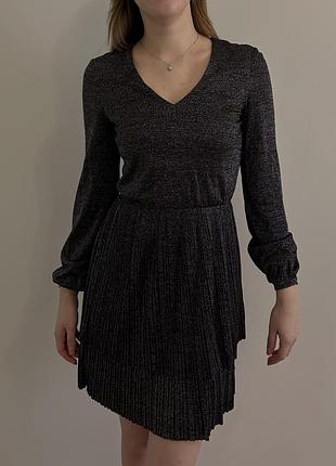 Чорна коротка сукня
