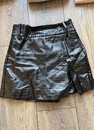 Спідниця  - шорти з еко шкіри у чорному кольорі бренду zara з поясом, є дефект на зашпильці.