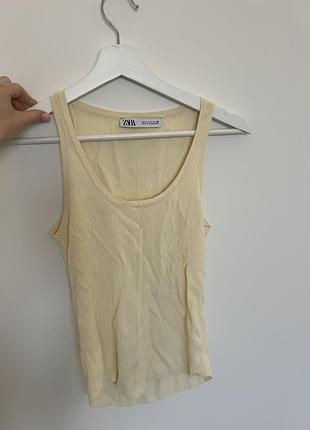 Жовта майка бренду zara в рубчик. без дефектів. розмір s.
