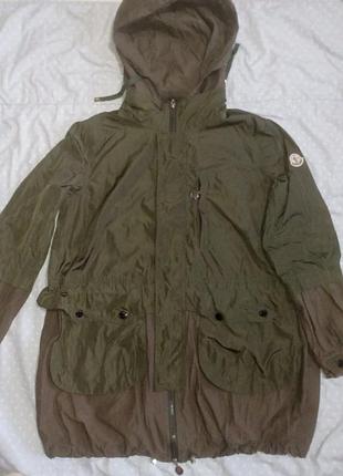 Вітровка чоловіча бренду moncler  з якісною фурнітурою та тканиною,з  кишенями,зі капюшоном на змійці та кнопках.