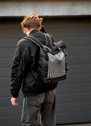 Мужской рюкзак sambag rolltop hacking черный принт "illusion"