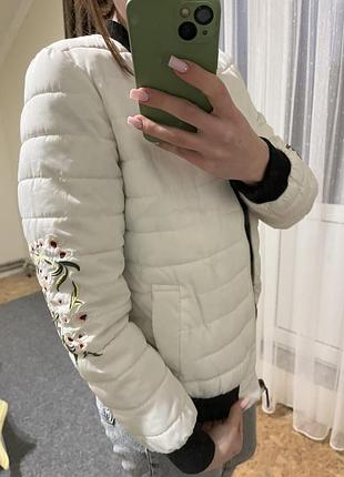 Весняна куртка з вишивкою