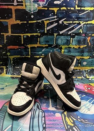 В наявності оригінальні кросівки nike air jordan 1 mid se "panda elephant чорно-білого кольору.