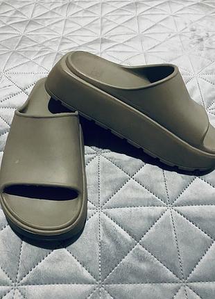 Шльопанці zara