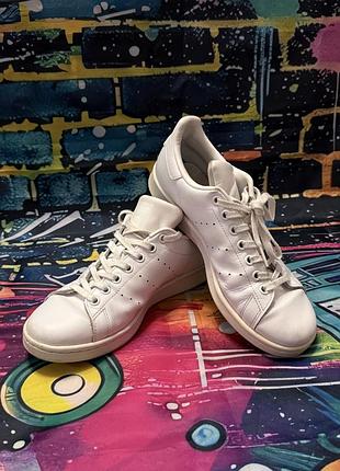 В наявності оригінальні кросівки adidas grand  court білого кольору.