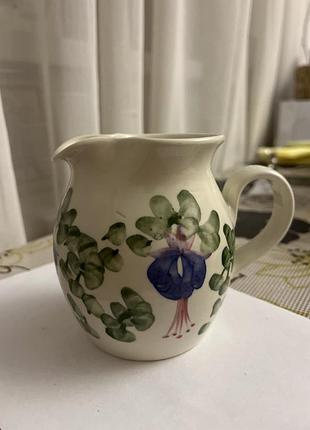Керамічний глечик (або молочник), виготовлений компанією cinque ports pottery у студії "the monastery", що в місті рай (rye), англія