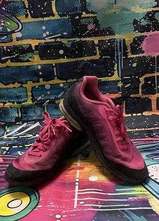 В наявності оригінальні кросівки nike air max invigor print рожевого кольору.