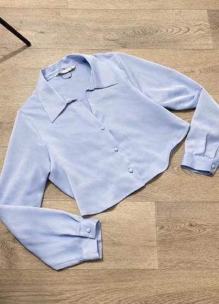 Атласна вкорочена блуза блакитного кольору zara м 38 ніжна