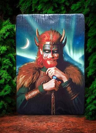 Панно «локи — обладатель хитрости» — деревянное панно 19×28 см с подвесом