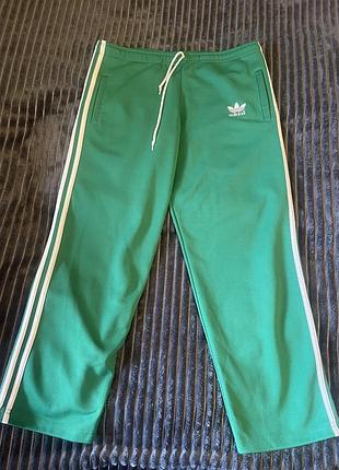 Яркие брюки adidas y2k стиль
