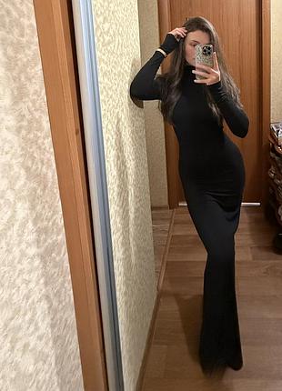 Чорна приталена сукня