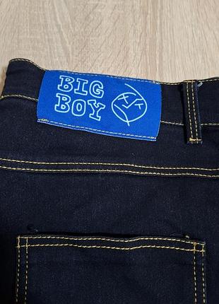 Это джинсы polar skate co. big boy, отличающиеся свободным кроем (baggy fit) и характерной вышивкой на кармане.