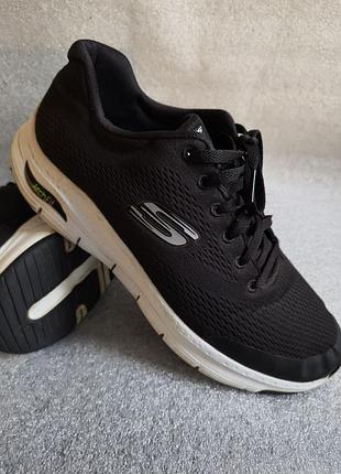 Мужские кроссовки бренда skechers. размер 43