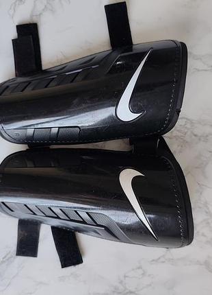 Футбольные щитки nike