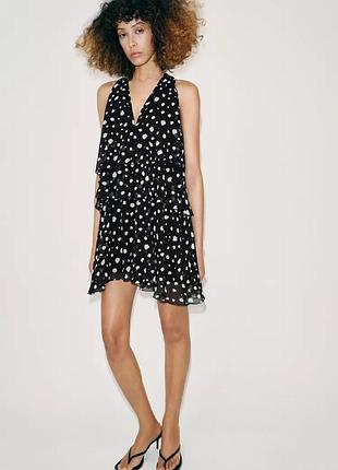 Коротка сукня в горошок з воланами