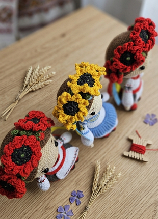 Інтер’єрна в’язана лялька-україночка ручної роботи | подарунок 2