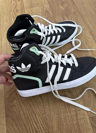 Продаю круті кросівки adidas у відмінному стані. ідеально підійдуть для повсякденного носіння, прогулянок та активного способу життя.