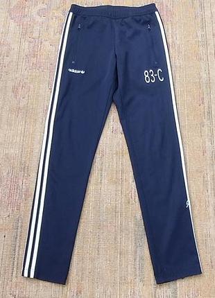 Спортивные штаны adidas.