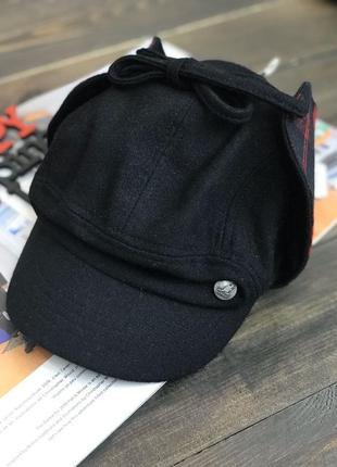 Красная шерстяная кепка kangol